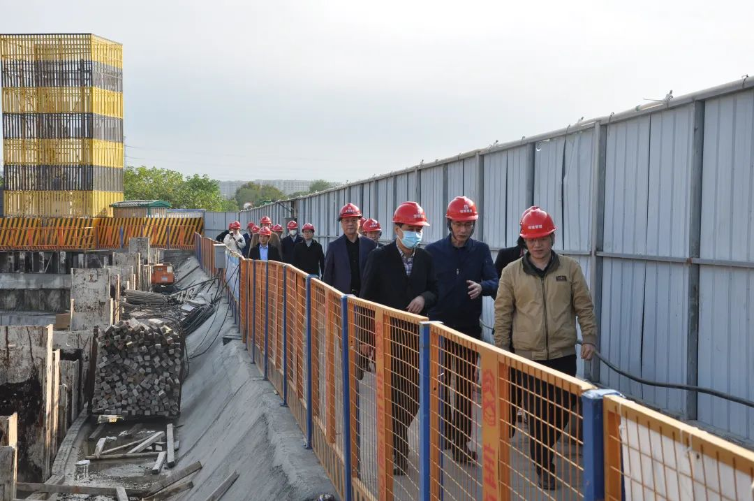 山東公用控股有限公司黨委書記、董事長李魯一行蒞臨商達公用考察指導