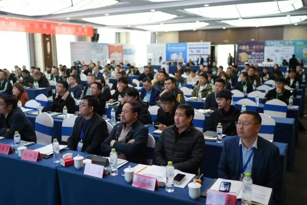 鄭展望教授于第五屆工業(yè)化循環(huán)水養(yǎng)殖技術培訓班作“RAS循環(huán)水養(yǎng)殖項目生態(tài)價值化”報告